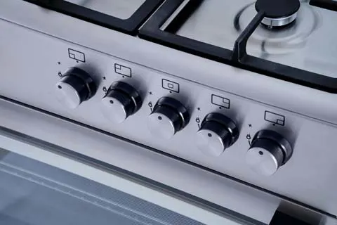 فني صيانة بوتاجاز ميديا المعتمد يقوم بإصلاح جهاز